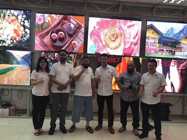 Saudi Arabian customers come to our company to inspect large-screen display equipment such as LCD splicing screens and advertising machines